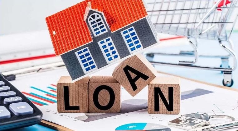 त्यामुळे घेतलेल्या कर्जाची लवकरात लवकर परतफेड करणे फार गरजेचे असते.  तुम्ही मुदतीच्या आत कर्जाची परतफेड केल्यास तुमचे अतिरिक्त जाणारे व्याज वाचते. तसेच तुम्ही ईएमआयमधून लवकरात लवकर मुक्त होता. त्यामुळेच कर्जातून लवकर कसे मुक्त व्हावे हे समजून घेऊ या....