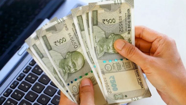 कर्जातून मुक्त होण्यासाठी तुम्ही प्रत्येक वर्षी एखादा अतिरिक्त ईएमआय भरू शकता. तसेच बोनस आले असेल किंवा अन्य कोणत्याही मार्गाने अतिरिक्त पैसे जमा झाले असतील तर ते पैसे भरून तुम्ही तुमच्या कर्जाचा कालवधी कमी करू शकता. यामुळे तुमचे व्याजरूपी जाणारे अतिरिक्त पैसे वाचतील. फक्त कर्जाची परतफेड लवकर करायची आहे म्हणून इमर्जन्सी फंडचा वापर करू नये. 