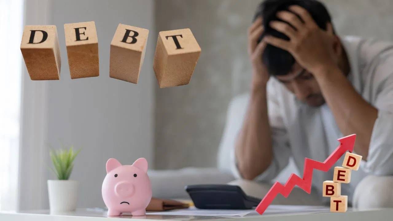 Loan EMI Trap : कर्जाचा विळखा घेऊ शकतो तुमचा जीव, EMI चा ट्रॅप कसा ओळखायचा? कसं बाहेर यायचं? Loan EMI Trap : कर्जाचा विळखा घेऊ शकतो तुमचा जीव, EMI चा ट्रॅप कसा ओळखायचा? कसं बाहेर यायचं?