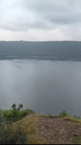 लोणार सरोवर जलपातळीत वाढ; कमळजा देवी मंदिर पाण्याखाली.