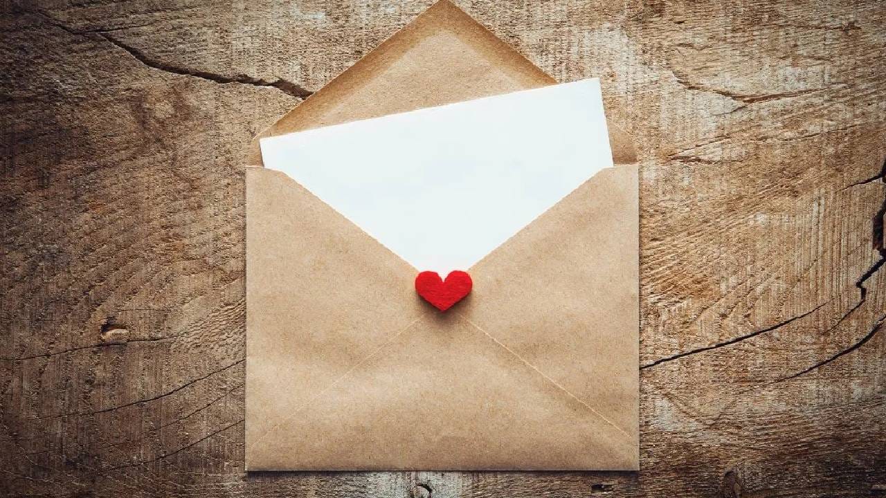 हे देवाधिदेवा, तिच्या आईवडिलांना... या मंदिराची दानपेटी लव्ह लेटरने भरली; चिठ्ठ्या वाचून डोकं आपटून घ्याल! हे देवाधिदेवा, तिच्या आईवडिलांना... या मंदिराची दानपेटी लव्ह लेटरने भरली; चिठ्ठ्या वाचून डोकं आपटून घ्याल!