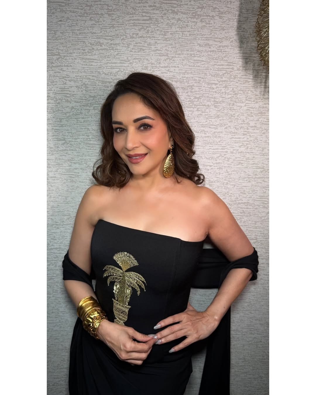 चाहत्यांना देखील अभिनेत्रीचा लूक आवडला आहे. हटके ड्रेसमध्ये अभिनेत्री फोटो पोस्ट केले आहेत. काळ्या रंगाच्या फोटोंमध्ये माधुरी हिने खास फोटोशूट केलं आहे. सध्या सर्वत्र फक्त आणि फक्त माधुरीच्या फोटोंची चर्चा रंगली आहे.