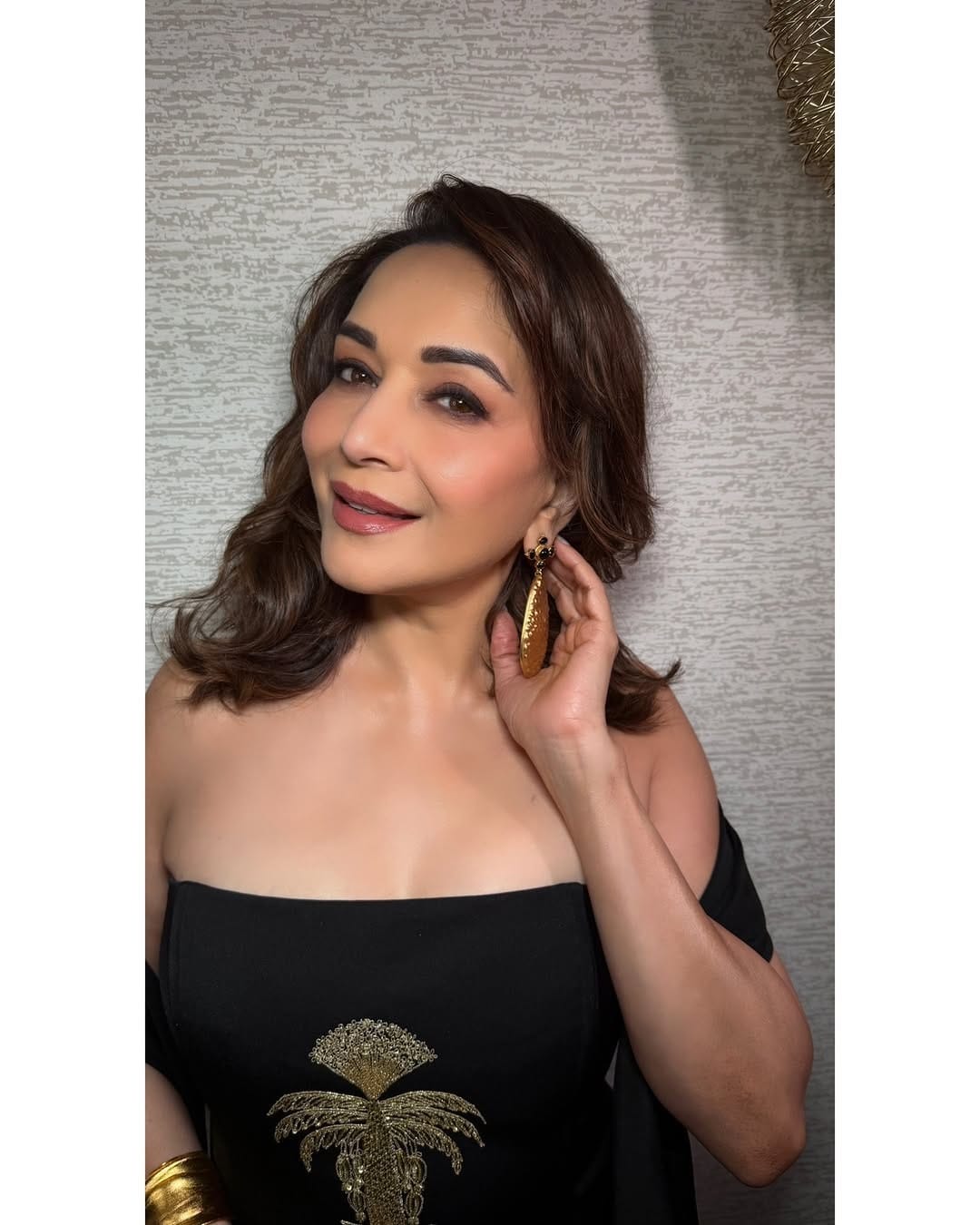 अभिनेत्री माधुरी दीक्षित आता मोठ्या पडद्यावर सक्रिय नसली तरी, सोशल मीडियावर कायम सक्रिय असते. 90 च्या दशकात माधुरीने चाहत्यांच्या मनावर आणि बॉलिवूडवर राज्य केलं. पण आजही चाहत्यांमध्ये तिची क्रेझ कायम आहे. 