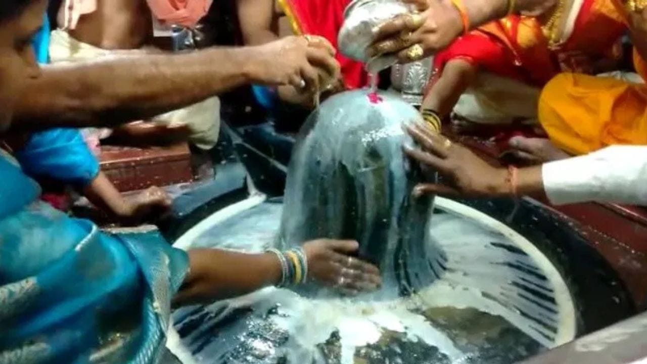 महादेवाची पूजा करताना कधीच करू नका या दोन चुका, ही चूक तर नेहमी होते