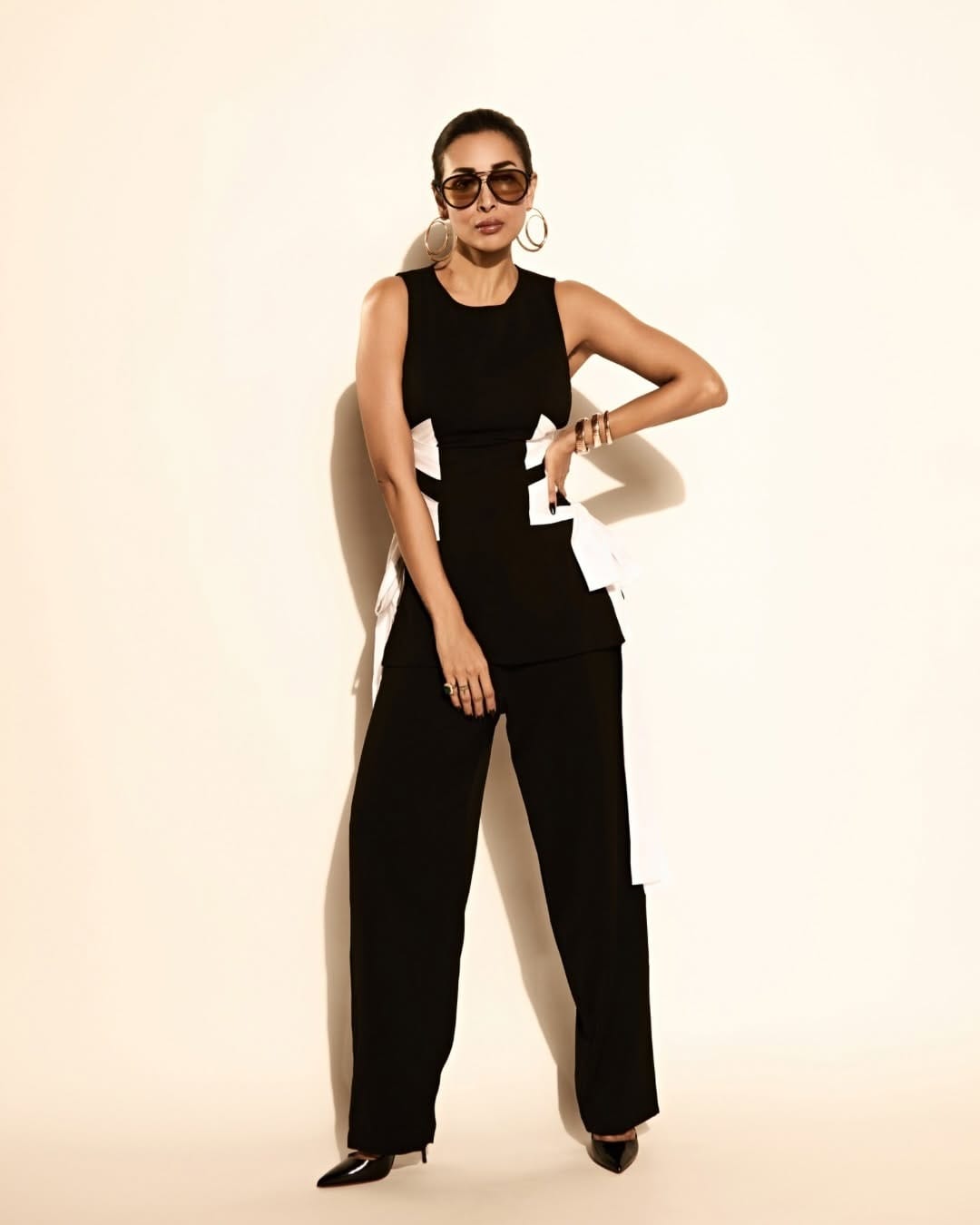 मलायका हिच्या फोटोंवर अनेकांनी लाईक्स आणि कमेंटचा वर्षाव केला आहे. डायनॅमिक व्यक्तिमत्व... अशी कमेंट देखील अनेकांनी केली आहे. मलायका कायम चाहत्यांना फॅशन गोल्स देत असते. चाहत्यांना देखील अभिनेत्रीचा लूक आवडतो.