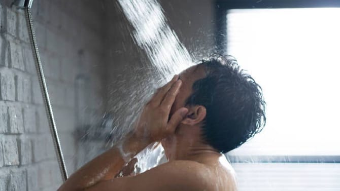 अंघोळीच्या पाण्यात जरुर मिसळा या गोष्टी, झटक्यात बदलेल नशीब