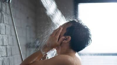 Vastu Tips : अंघोळीच्या पाण्यात जरुर मिसळा या गोष्टी, झटक्यात बदलेल नशीब