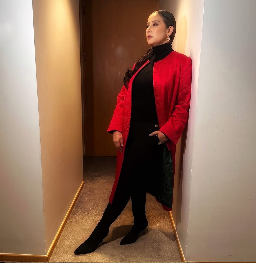 आता देखील तिचे काही फोटो सोशल मीडियावर व्हायरल होत आहेत. सध्या सर्वत्र मनिषा हिच्या फोटोंची चर्चा रंगली आहे. हटके लूकमध्ये अभिनेत्रीने स्वतःचे फोटो पोस्ट केले आहे. चाहत्यांनी देखील अभिनेत्रीचा लूक आवडलेला आहे. 