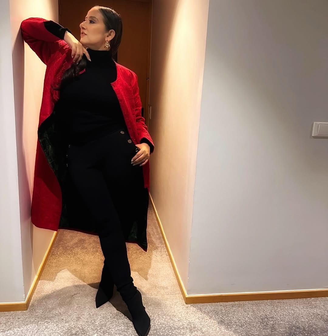 सोशल मीडियावर मनिषा हिच्या चाहत्यांची संख्या देखील फार मोठी आहे. इन्स्टाग्रामवर 2.3 मिलियन नेटकरी फॉलो करतात तर, अभिनेत्री फक्त 2 हजार 8 नेटकऱ्यांना फॉलो करते.