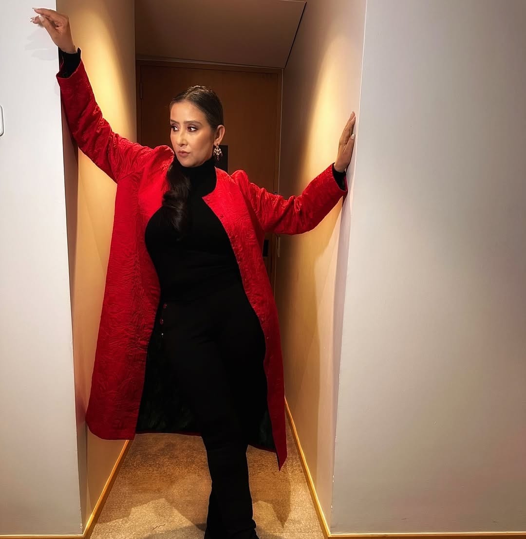 फोटोंमध्ये अभिनेत्री क्लासी दिसत आहे. पण कॅप्शनने सर्वांचं लक्ष वेधलं आहे. फोटो पोस्ट करत अभिनेत्रीने कॅप्शनमध्ये, मी आगीतून चालत परतली आहे....राखेच्या जागी प्रकाश घेऊन... असं लिहिलं आहे. सध्या तिची पोस्ट तुफान व्हायरल होत आहे.