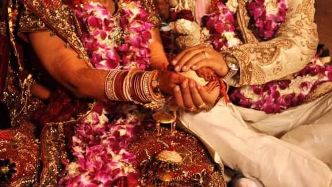 भर लग्नमंडपात नवरीसमोरच नवरदेवानं केलं असं काही, की मंगलअष्टकांऐवजी पडल्या शिव्या, वऱ्हाडी मंडळींना बसला धक्का