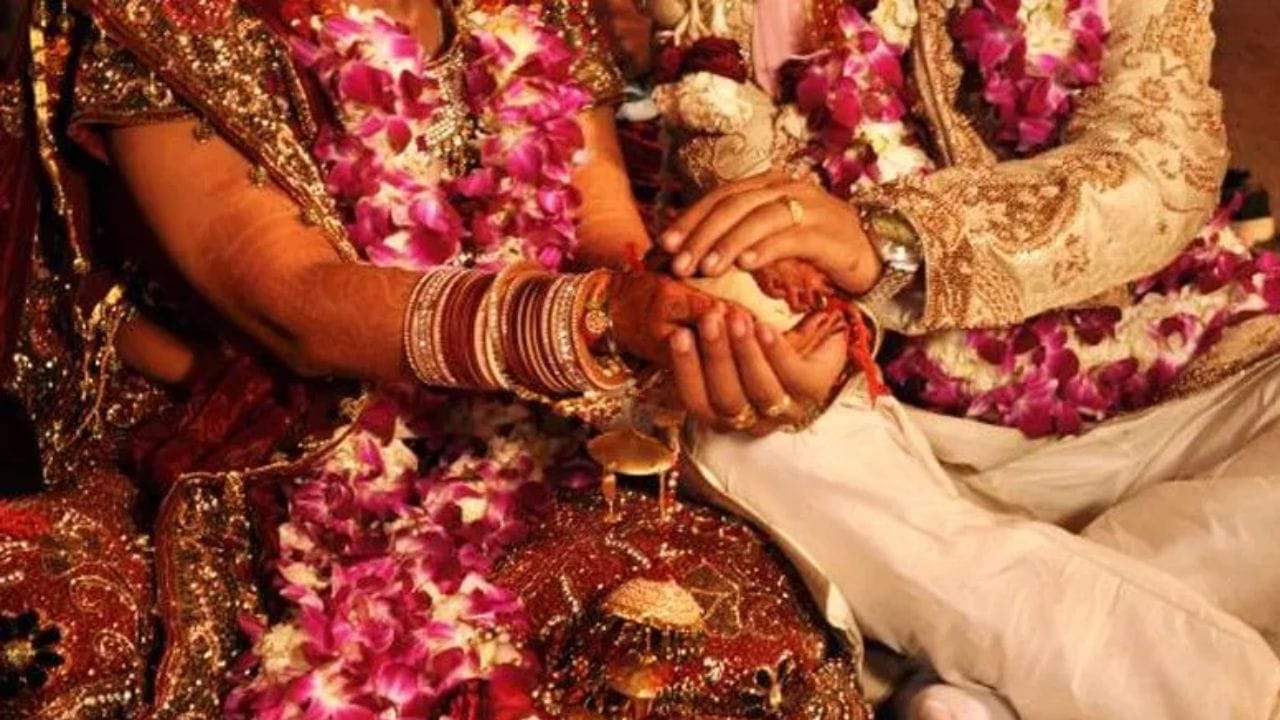 भर लग्नमंडपात नवरीसमोरच नवरदेवानं केलं असं काही, की मंगलअष्टकांऐवजी पडल्या शिव्या, वऱ्हाडी मंडळींना बसला धक्का भर लग्नमंडपात नवरीसमोरच नवरदेवानं केलं असं काही, की मंगलअष्टकांऐवजी पडल्या शिव्या, वऱ्हाडी मंडळींना बसला धक्का