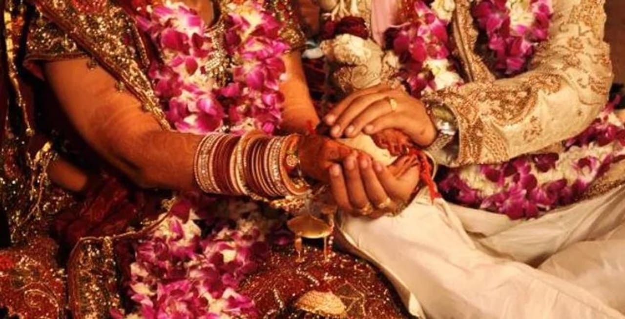 जगभरात लग्नाविषयी अनेक परंपरा आहेत. चीनमध्ये एका जमातीमध्ये मुलीचे लग्न होण्यापूर्वी तिचे दोन दात पाडले जातात. मुलीचा मामा हातोडा घेऊन लग्नासाठी वयात आलेल्या आपल्या भाचीचे दात पाडतो. भारतातही लग्नासाठी अनेक प्रथा परंपरा पाळल्या जातात. 