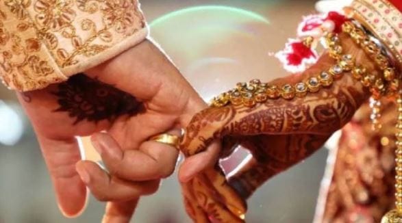 सध्या मात्र एक अजब परंपरा समोर आली आहे. या प्रथेची आता जगभरात चर्चा होत आहे. मिळालेल्या माहितीनुसार ही परंपरा पश्चिम आफ्रिकेत राहणार्या वोदाब्बे जमातीत पाळली जाते. या जमातीत पहिले लग्न हे कोणासोबत करायचे हे कुटुंब ठरवते. परंतु दुसरे लग्न करायचे असेल तर इथे एक अजब प्रथेचं पालन केलं जातं.