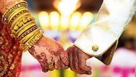 लग्नात पैसे मागायला आले नकली तृतीयपंथी, असली तृतीयपंथीयांनी बेदम चोपले.