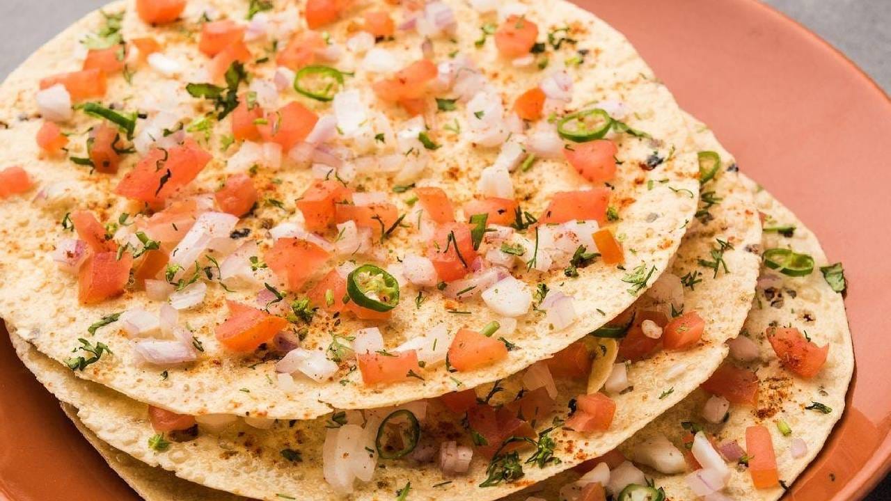 आपल्याकडे विविध डाळींपासून पापड तयार केली जातात. फक्त पापड खाण्यापेक्षा मसाला पापड खाणे अधिक फायदेशीर ठरते. त्यावर कांदा, टोमॅटो आणि काकडी टाकली जाते.