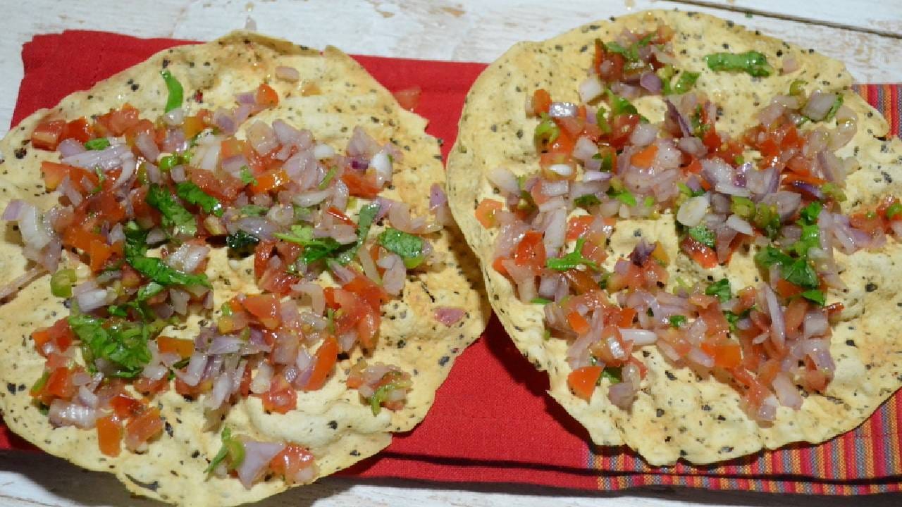 मसाला पापड खूप पातळ असतो आणि त्यात कर्बोदकांचे प्रमाण खूप कमी आहे म्हणून तो फायदेशीर ठरतो. दुपारचे जेवण असो किंवा संध्याकाळचे आपण पापड खाऊ शकता.