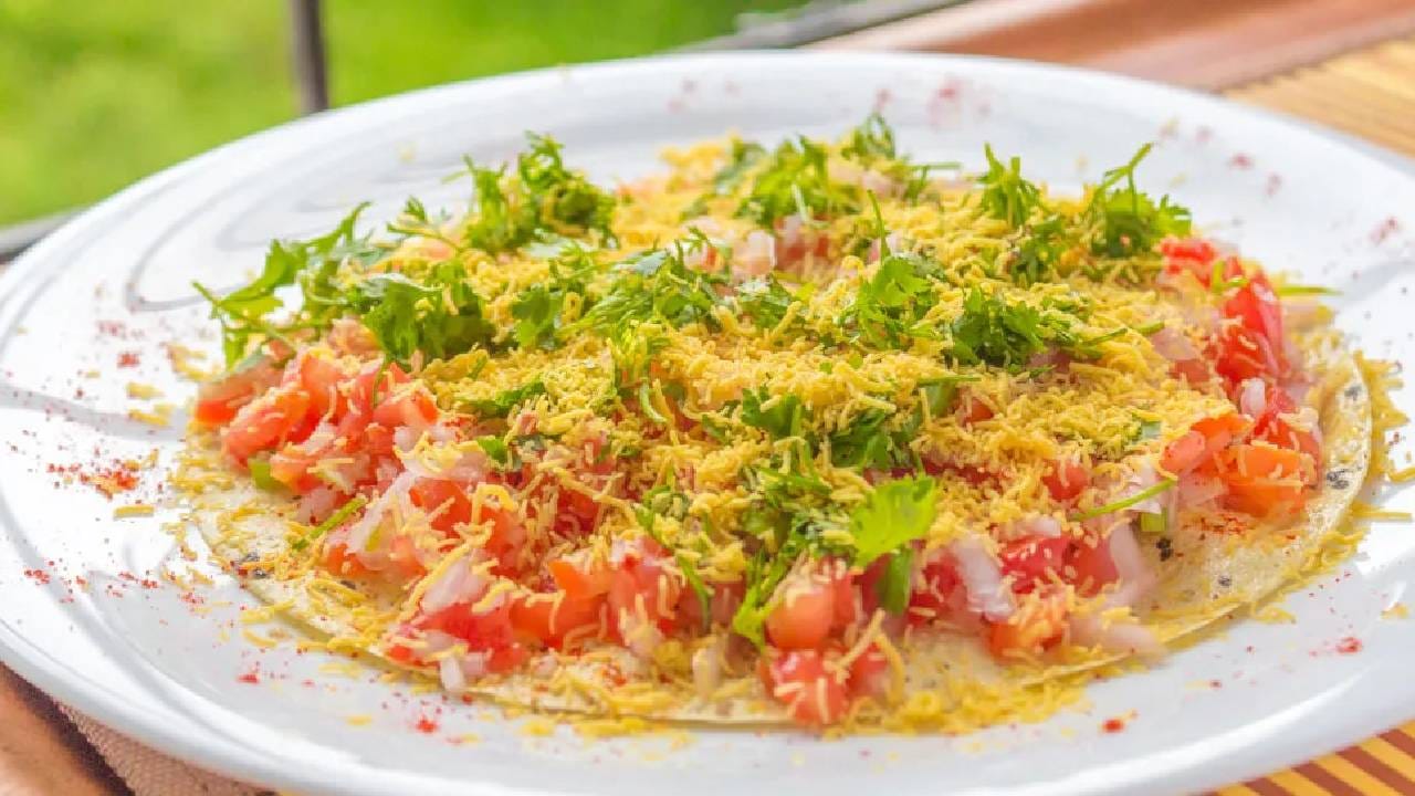 आपल्यापैकी बरेच असे लोक आहेत, त्यांचे जेवण पापड खाल्ल्याशिवाय पूर्ण होत नाही. जेवणात पापड लागतो म्हणजे लागतोच. पापड खाल्ल्याशिवाय जेवणाला चव लागत नाही. 