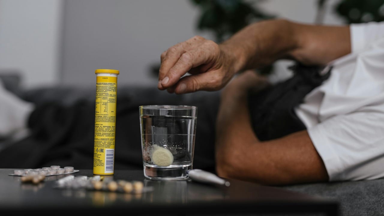 आपल्याला ही सवय अतिशय सोयीची वाटत असली, तरी वास्तू आणि ज्योतिषशास्त्राच्या दृष्टीने ती तुमच्या आरोग्यासाठी आणि प्रगतीसाठी अडथळा ठरू शकते.