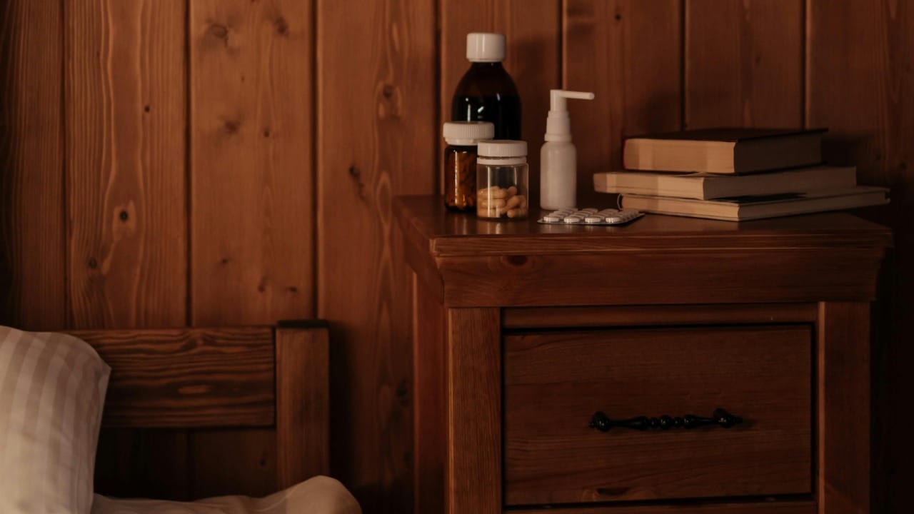 हल्ली धकाधकीच्या जीवनात अनेक जण कोणत्या ना कोणत्या आजारासाठी नियमित औषधे घेत असतो. रात्री झोपताना औषधे शोधायला लागू नयेत म्हणून ती उशाशी किंवा बेडच्या बाजूला असलेल्या टेबलावर ठेवली जातात.