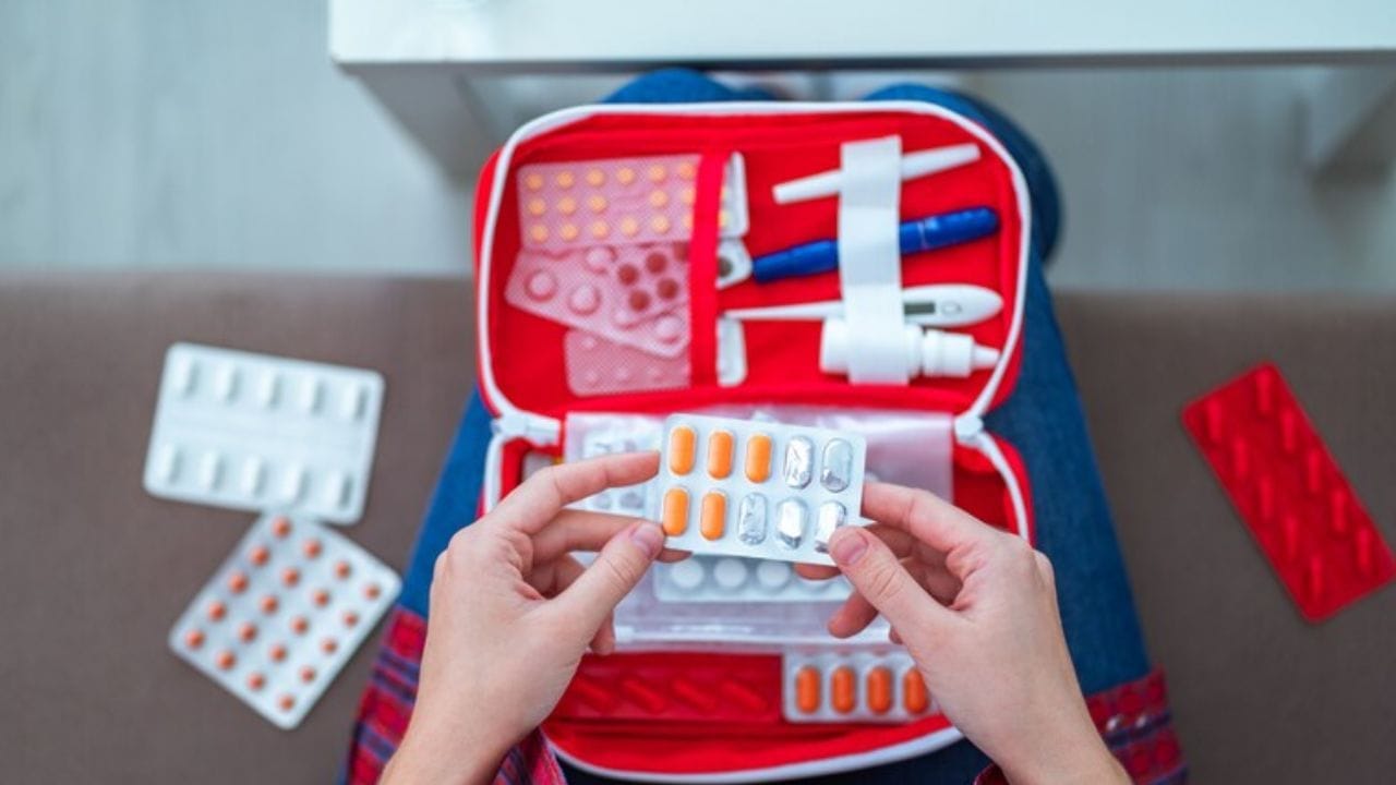 वास्तू शास्त्रानुसार, आपण जिथे झोपतो ती जागा नेहमी शांतता आणि आरामाची असणं गरजेचे असते. औषधे ही मुळात आजारपणाचे प्रतीक असतात. जर तुम्ही तुमच्या डोक्याजवळ औषधे ठेवली, तर त्यातून सतत नकारात्मक विचार बाहेर पडत असतात. याचा परिणाम तुमच्या विचारांवर होतो आणि तुम्हाला शांत झोप लागत नाही.