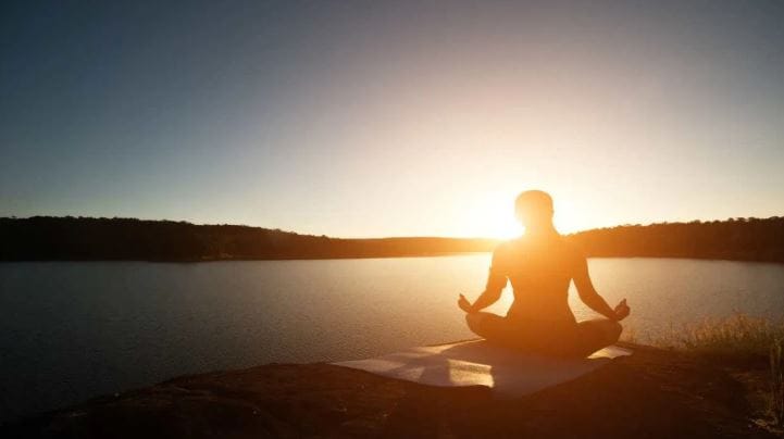 मेडिटेशन केल्याने शरीरात नवी उर्जा निर्माण होते. उत्स्फूर्तता येते. अनेकांना मेडिटेशन सुरू करायचे असते. पण ते कसे करावे हेच समजत नाही. त्यामुळे मेडिटेशन कसे सुरू करावे. त्यासाठीची सोपी पद्धत कोणती हे समजून घेऊ या...