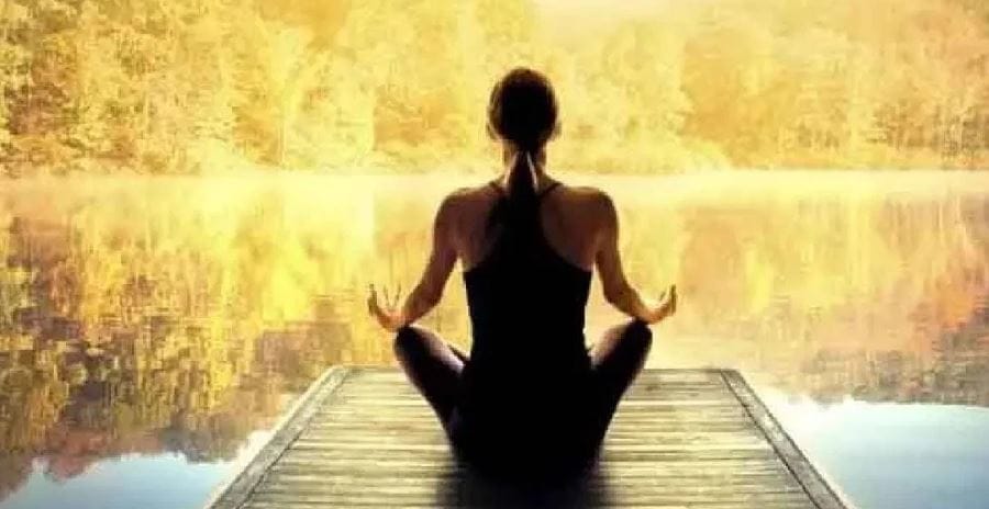 मेडिटेशन करण्याआधी तुम्ही तुमच्या श्वासावर लक्ष केंद्रित करावे. त्यानंतर दीर्घ श्वास घेतल्यानेही तुमचा बराचसा स्ट्रेस नाहीसा होता. शांतपणे बसून दीर्घ श्वास घ्या आणि ध्यान चालू करा. मेडिटेशन करताना आजूबाजूला शांत वातावरण असणे गरजेचे आहे.