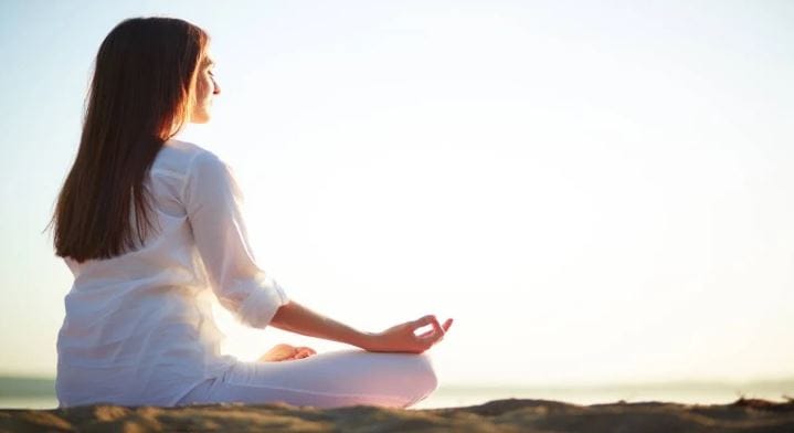 ध्यान करण्यासाठी कोणतीही एक वेळ ठरवा. त्यानंतर कोणताही स्ट्रेस न घेता शांतपणे ध्यान करण्याचा प्रयत्न करा. सुरुवातीला तुम्हाला फार अडथळे येतील. परंतु सराव केल्यानंतर ध्या करणए सोपे होईल. हळूहळू ध्यान करण्याची वेळही वाढवता येते. (ही स्टोरी प्राथमिक माहितीवर आधारलेली आहे. अधिक माहितीसाठी तज्ज्ञांशी संपर्क साधा.)