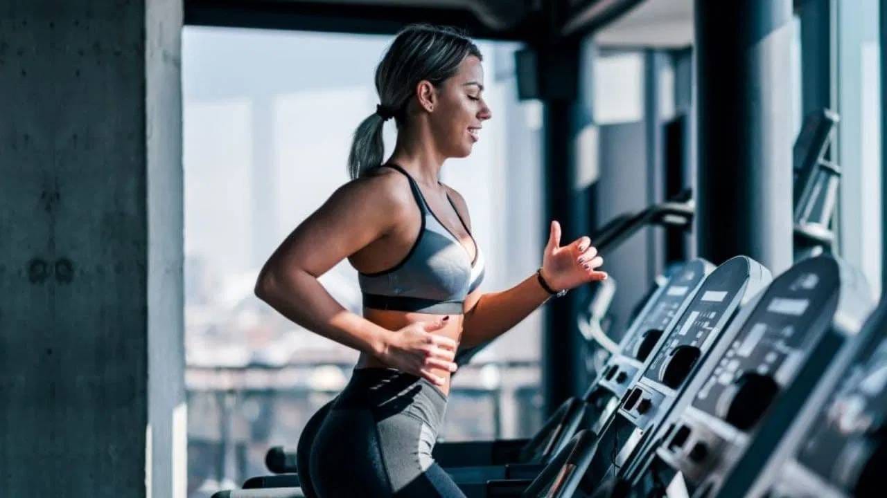 आपण बऱ्याचदा ऐकले असेल की, मासिक पाळीत महिलांनी 4 ते 5 दिवस पूर्णपणे आराम केला पाहिजे. मात्र, यादरम्यान अनेक महिला धावपळ करतानाही दिसतात. 