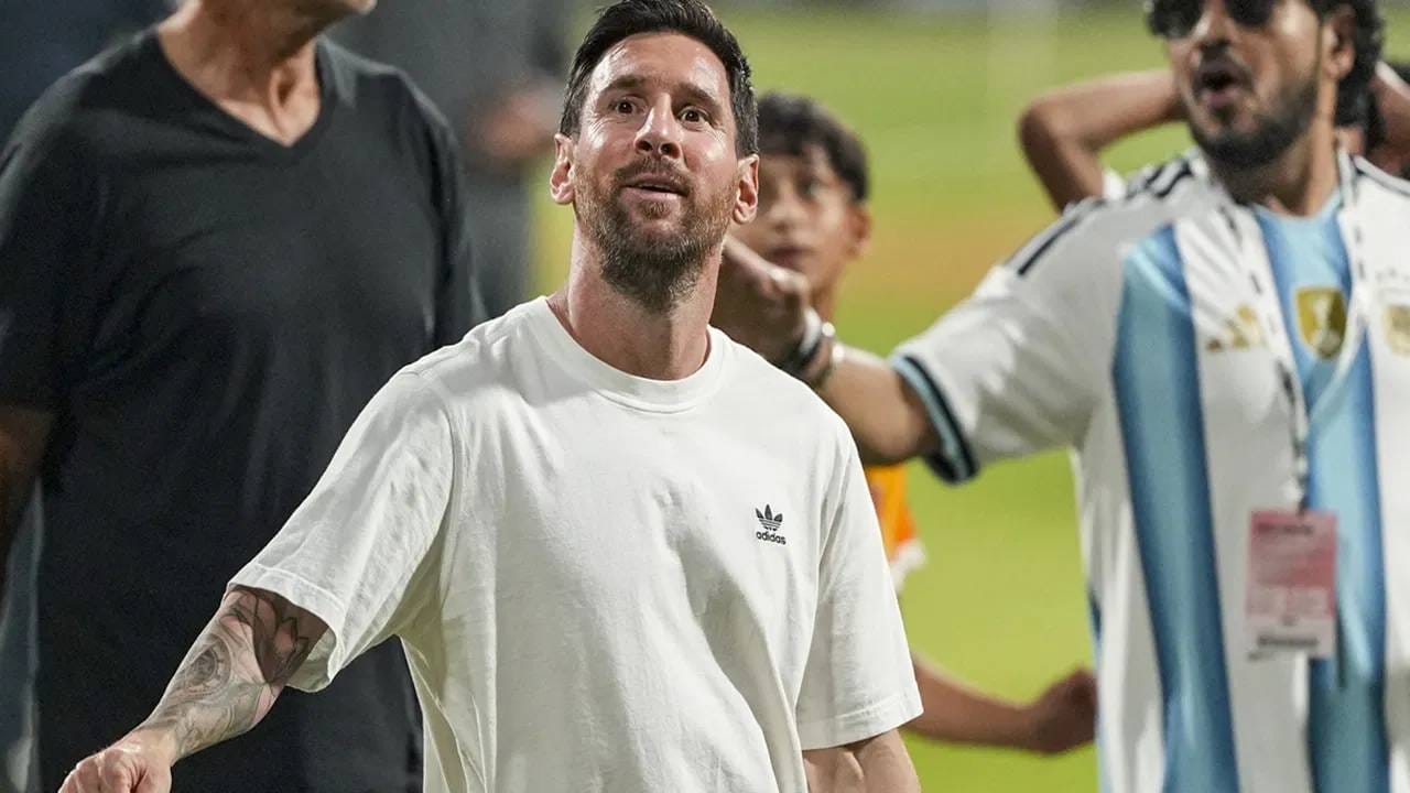 Lionel Messi : सोन्यापेक्षा महाग लियोनल मेस्सीचा पाय ! इन्शुरन्सचा आकडा ऐकून डोळेच विस्फारतील.. Lionel Messi : सोन्यापेक्षा महाग लियोनल मेस्सीचा पाय ! इन्शुरन्सचा आकडा ऐकून डोळेच विस्फारतील..