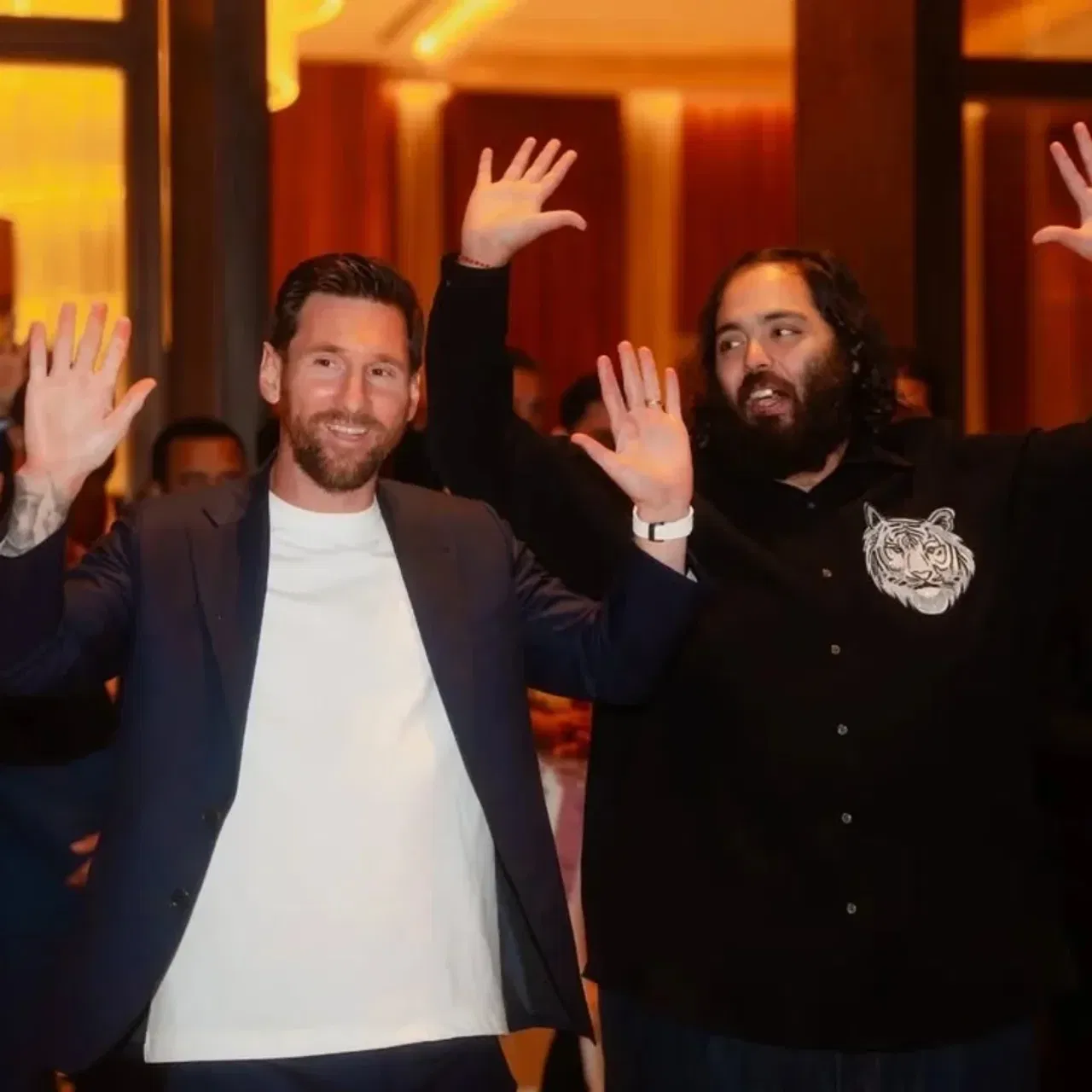 मैदानावर प्रतिस्पर्धी खेळाडूंना चकवणारा अर्जेंटिनाचा महान फुटबॉलपटू लिओनेल मेस्सी हा सध्या भारत दौऱ्यावर आहे. सध्या तो एका वेगळ्या कारणाने चर्चेत आहे. मेस्सीने नुकतंच गुजरातच्या जामनगर येथील वनतारा (Vantara) या जगातील सर्वात मोठ्या वन्यजीव पुनर्वसन केंद्राला भेट दिली.