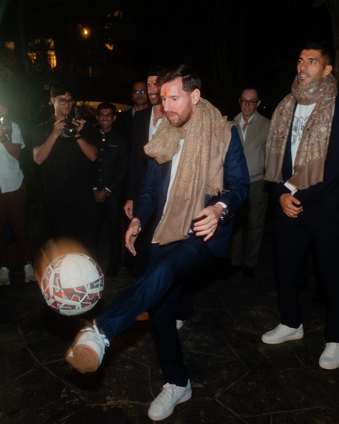 मेस्सीने संपूर्ण वनतारातही फेरफटका मारला. यावेळी काही क्षण कॅमेऱ्यात कैद झाले, जे सध्या सोशल मीडियावर तुफान व्हायरल होत आहेत. यावेळी त्याने वाचवलेले वाघ, सिंह, हत्ती, जिराफ, सरपटणारे प्राणी आणि जगभरातून आणलेले प्राणी त्याने पाहिले. 