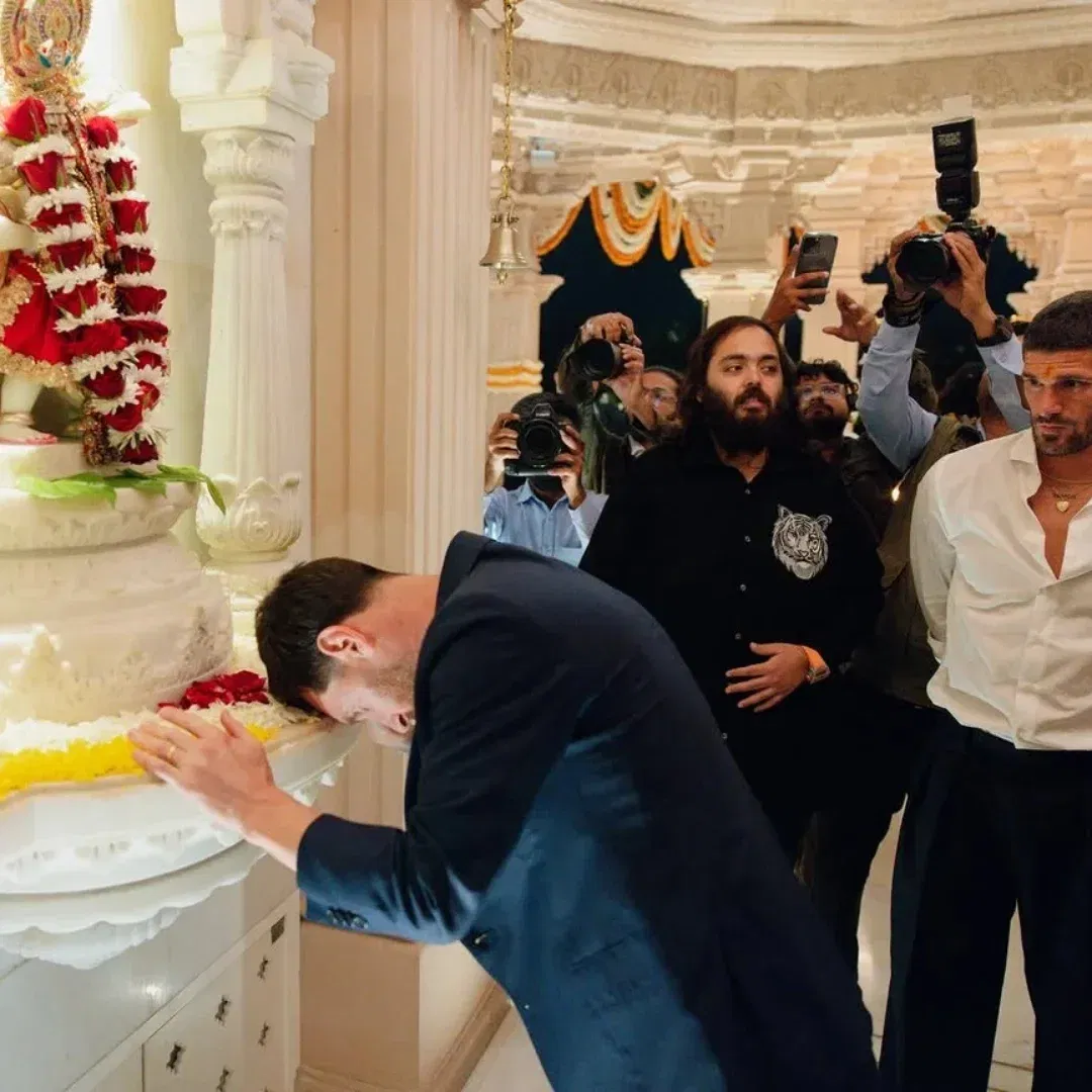 वनतारा परिसरात पोहोचताच मेस्सीने तिथल्या मंदिरात त्यांनी महाआरतीही केली. यावेळी मेस्सीला उपरणे घालून, कपाळावर टिळा लावून त्याचे स्वागत करण्यात आले. त्याचा हा लूक चाहत्यांसाठी फारच सुखद ठरला.