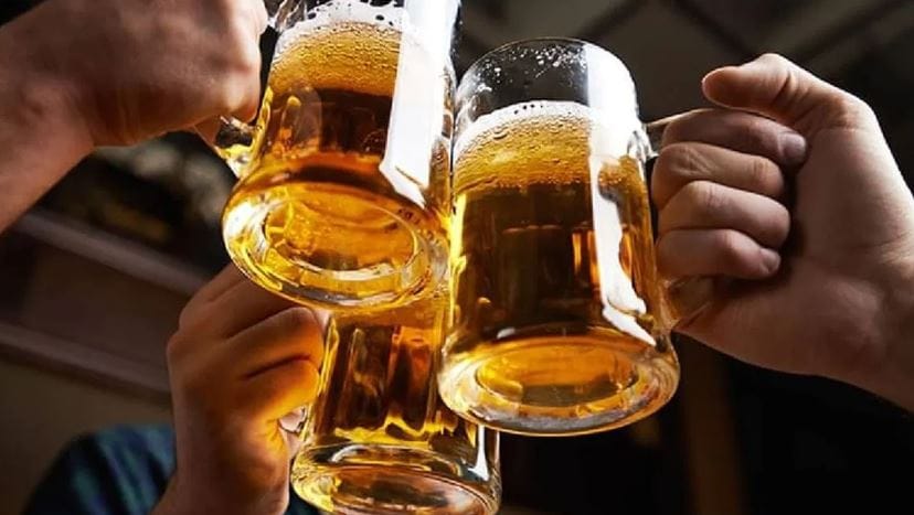 या जगात मद्यप्राशन करणाऱ्यांची संख्या बरीच आहे. भारतातही लाखो लोक आवडीन मद्य प्राशन करतात. काही लोक तर वेगवेगळे मद्य एकमेकांमाध्ये मिसळून पितात. खरं म्हणजे मद्य पिण्यासंदर्भात लोकांच्या अनेक आवडीनिवडी आहेत. परंतु याच मद्यप्राशनच्या फॅशनमुळे कधी-कधी शरीरावर वाईट परिणाम होऊ शकतो. काही लोक दूध पिल्यानंतर लगेच दारू पितात. तर काही लोक दारू पिण्याआधी दूध पितात. यामुळे शरीरावर नेमका काय परिणाम पडतो ते जाणून घेऊ या..