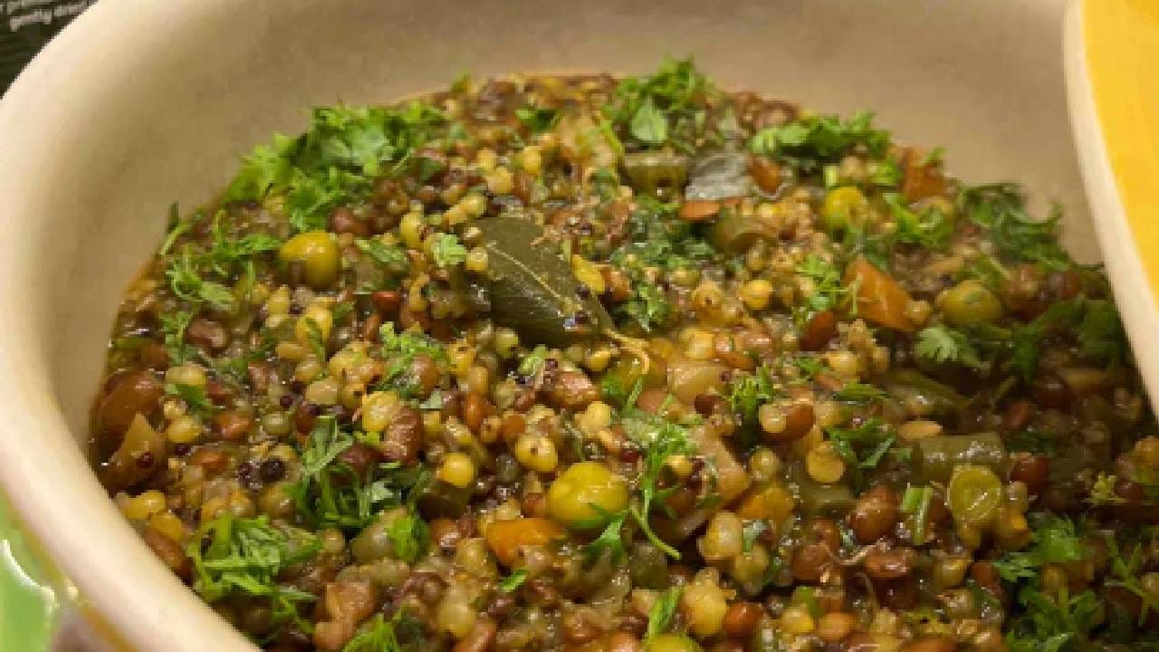 थंडीपासून बचाव करण्यासाठी लोक आपल्या आहारात बदल करतात आणि ते आवश्यक देखील आहे. हिवाळ्यात सर्वात महत्वाची खाण्यासाठी बाजरीची खिचडी ठरते. 