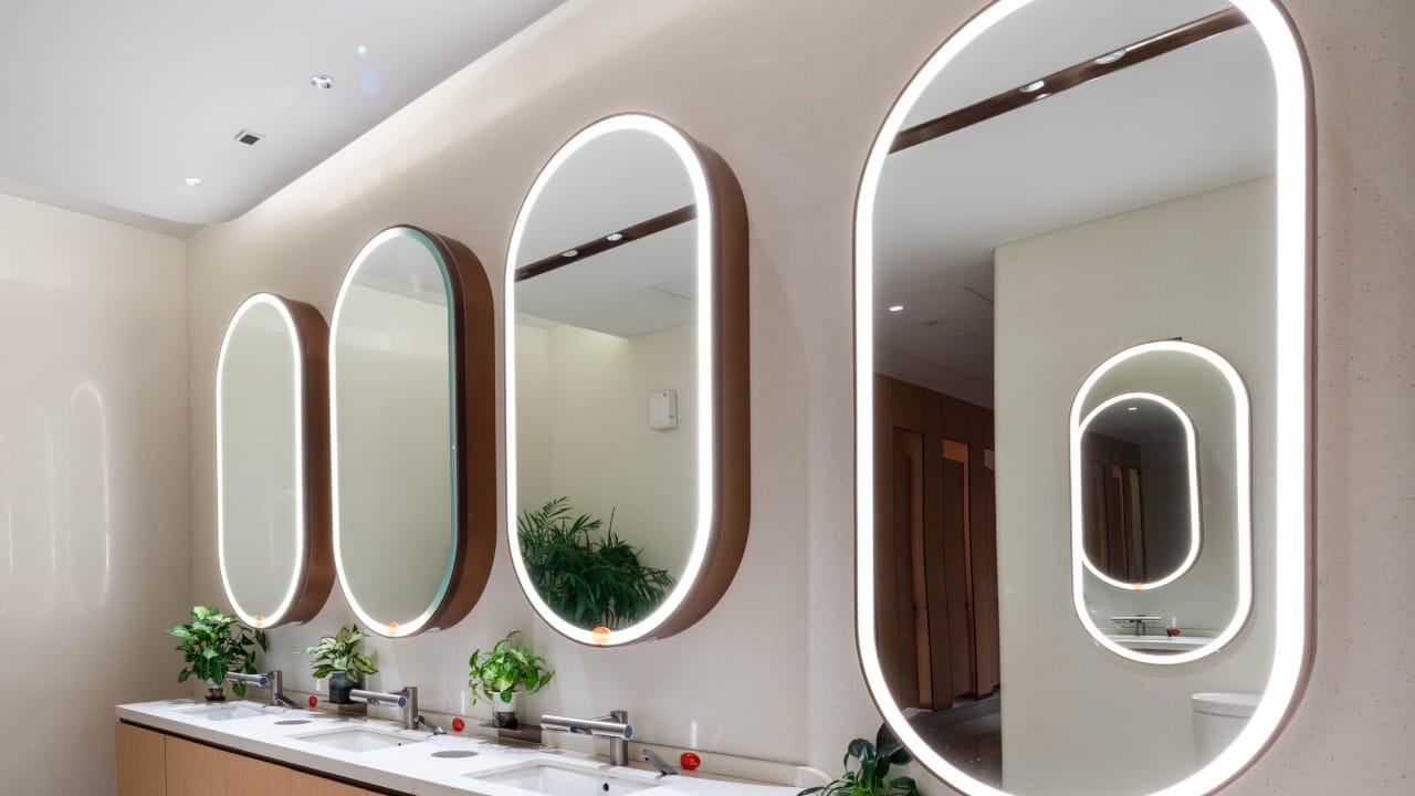 वास्तुशास्त्रानुसार, घरात किती आरसे असावे, असे काही निश्चित बंधन नाही. संख्या कितीही असली तरी प्रत्येक आरसा योग्य दिशेला आणि साधारणपणे जमिनीपासून चार ते पाच फूट उंचीवर लावलेला असावा. 