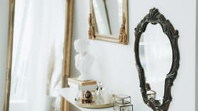 एका घरात किती आरसे असावेत? कोणत्या दिशेला असावेत? जाणून घ्या.