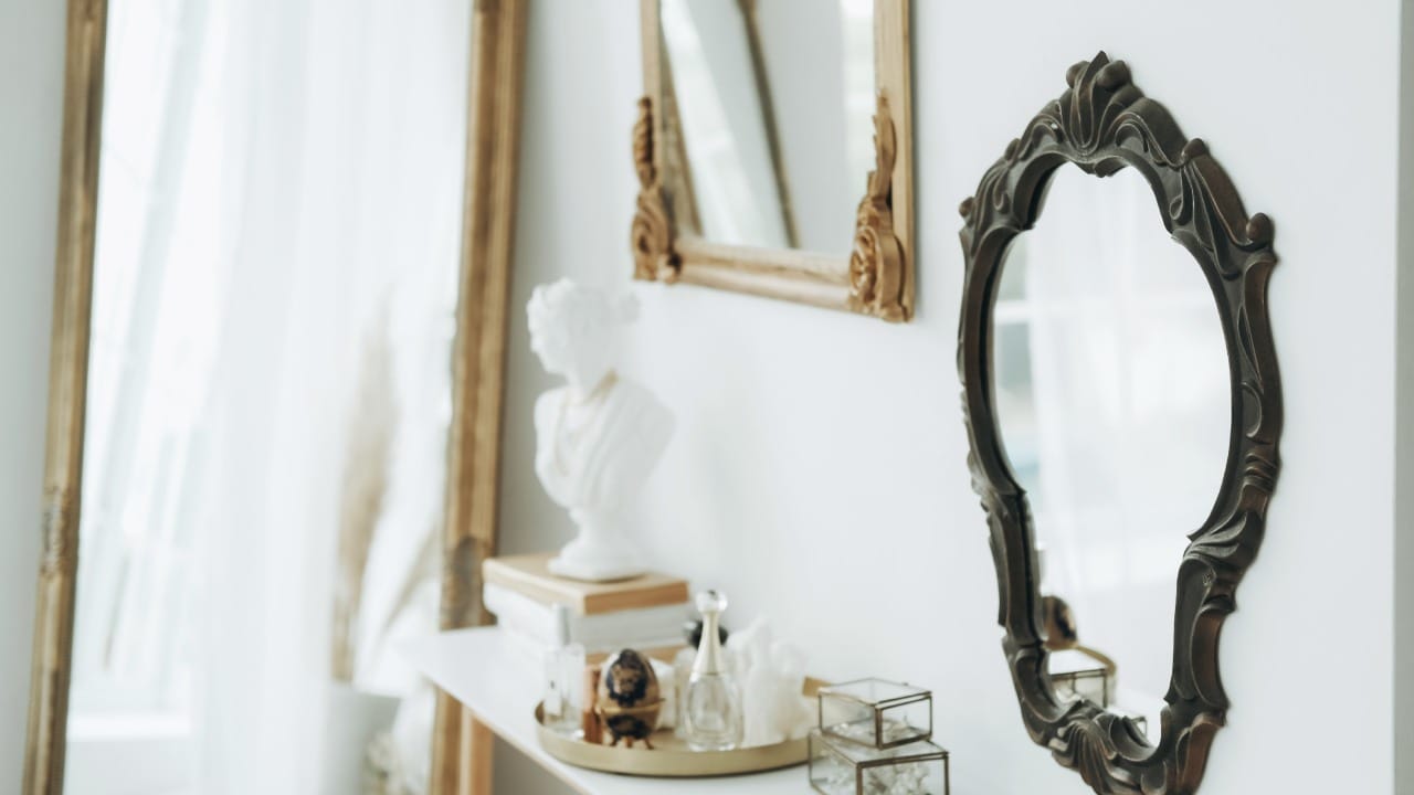 तिजोरीमध्ये एक छोटा आरसा ठेवल्यास त्यात घरातल्या संपत्तीचे प्रतिबिंब दिसते, ज्यामुळे धन-संपत्तीत वाढ होते. तसेच डायनिंग हॉलमध्ये आरसा लावणे शुभ मानले जाते. यामुळे अन्न आणि समृद्धी दोन्ही गोष्टींची ऊर्जा दुप्पट होते.