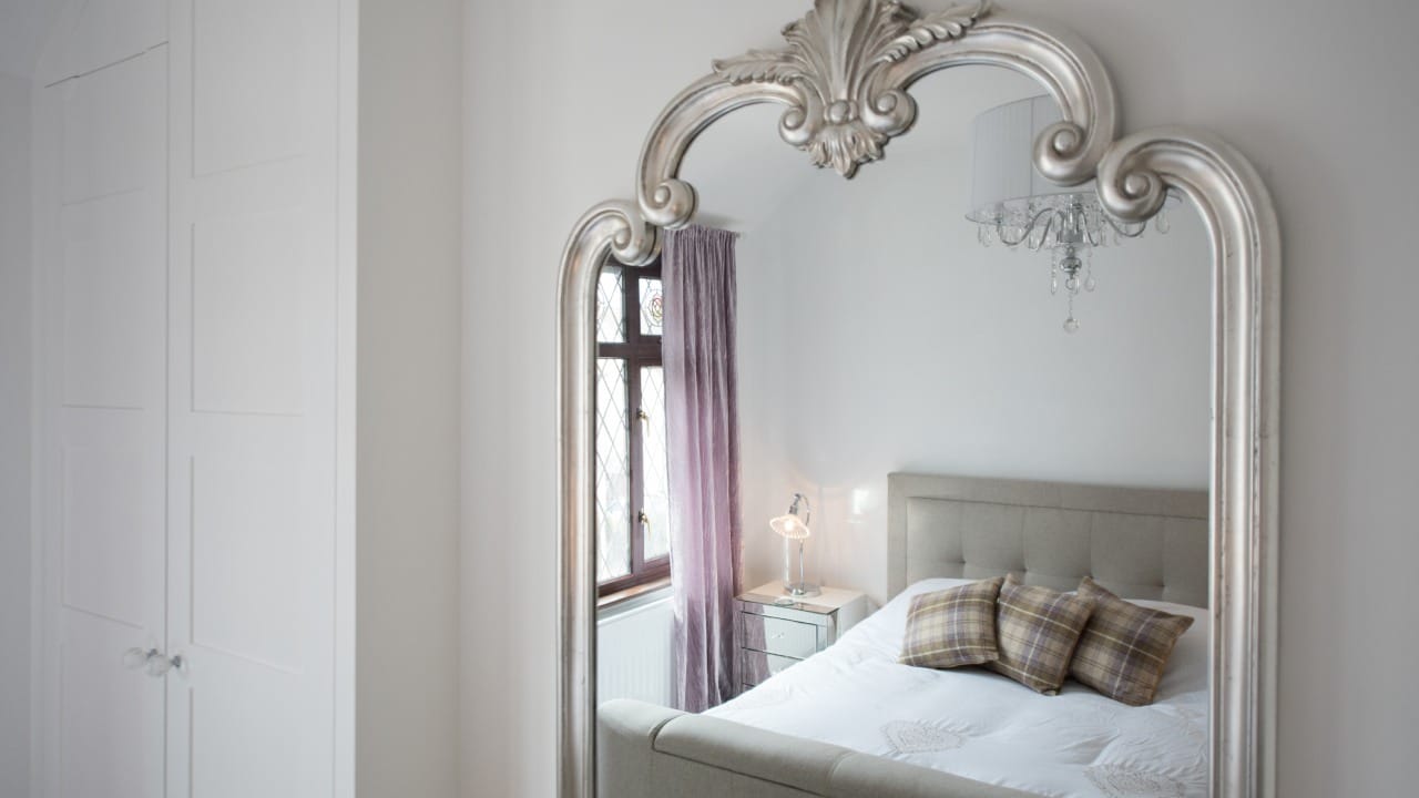 मुख्य प्रवेशद्वाराच्या समोरच्या भिंतीवर आरसा नसावा, अन्यथा घरात येणारी सकारात्मक ऊर्जा लगेच बाहेर फेकली जाते. तुटलेला, तडकलेला, अस्पष्ट किंवा गंजलेला आरसा घरात ठेवणे अत्यंत अशुभ मानले जाते. तो त्वरित काढून टाकल्यास घरातली नकारात्मकता दूर होते.