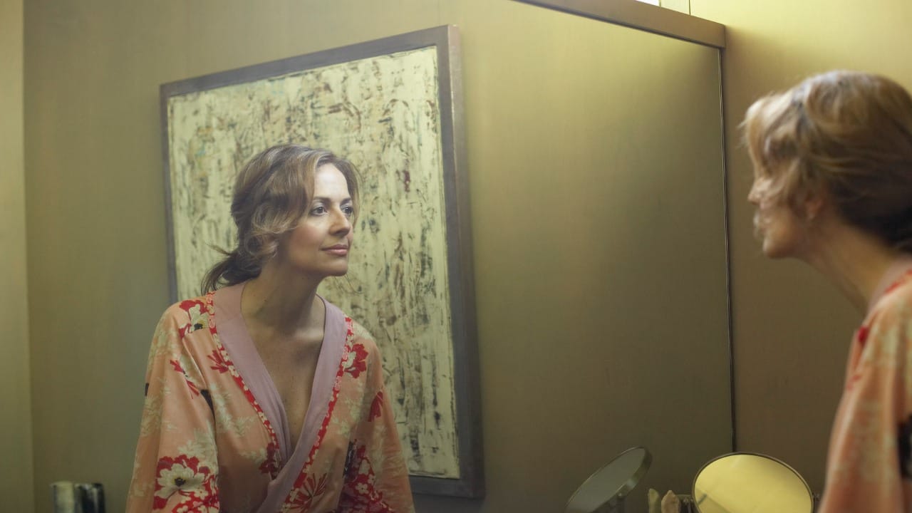 वास्तूशास्त्रानुसार घरात आरसा लावण्यासाठी पूर्व आणि उत्तर या दोन दिशांची भिंत सर्वोत्तम मानली जाते. उत्तर दिशा ही धनाचा देवता कुबेर याची दिशा आहे. या दिशेला आरसा लावल्याने घरात धन-संपत्तीचा प्रवाह टिकून राहतो. तसेच आर्थिक प्रगतीचे मार्ग खुले होतात.