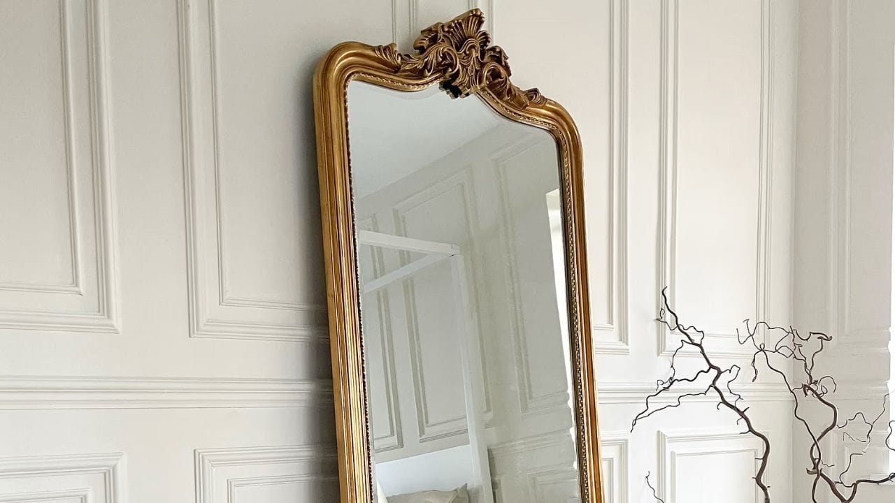 आरसा तुटणे - आरसा सामान्यतः सौंदर्य आणि प्रकाशाचे प्रतीक आहे. हातातून आरसा पडणे किंवा तुटणे हे संघर्ष, चिंता आणि नातेसंबंधांमध्ये बिघाड दर्शवू शकते. तर काही मान्यतांनुसार, तुटलेला आरसा येणारे त्रास आणि दुर्घटना स्वतःवर शोषून घेतो, म्हणून काही ठिकाणी तो शुभ मानला जातो. त्यामुळे तुटलेला आरसा लगेच घराबाहेर काढण्याचा सल्ला दिला जातो.