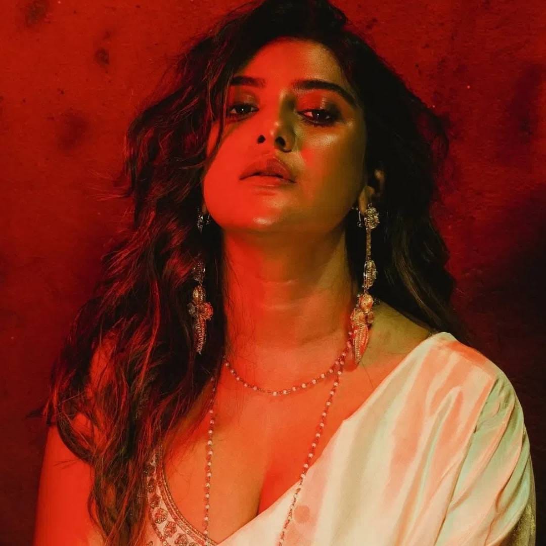 26 डिसेंबर म्हणजे आज तिने तृणमुल काँग्रेसमध्ये प्रवेश केला. या नवीन प्रवासासाठी एक्सायटेड असल्याचं तिने म्हटलं. पार्नो बंगाली सिनेमातील एक मोठं नाव आहे. टीव्ही, चित्रपटाच्या माध्यमातून तिने लोकांच्या मनात एक खास जागा बनवली आहे. 