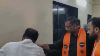 मोठी बातमी! पत्रकार परिषदेपूर्वीच निवडणूक आयोगाच्या कार्यालयात तोडफोड, मोठा राडा