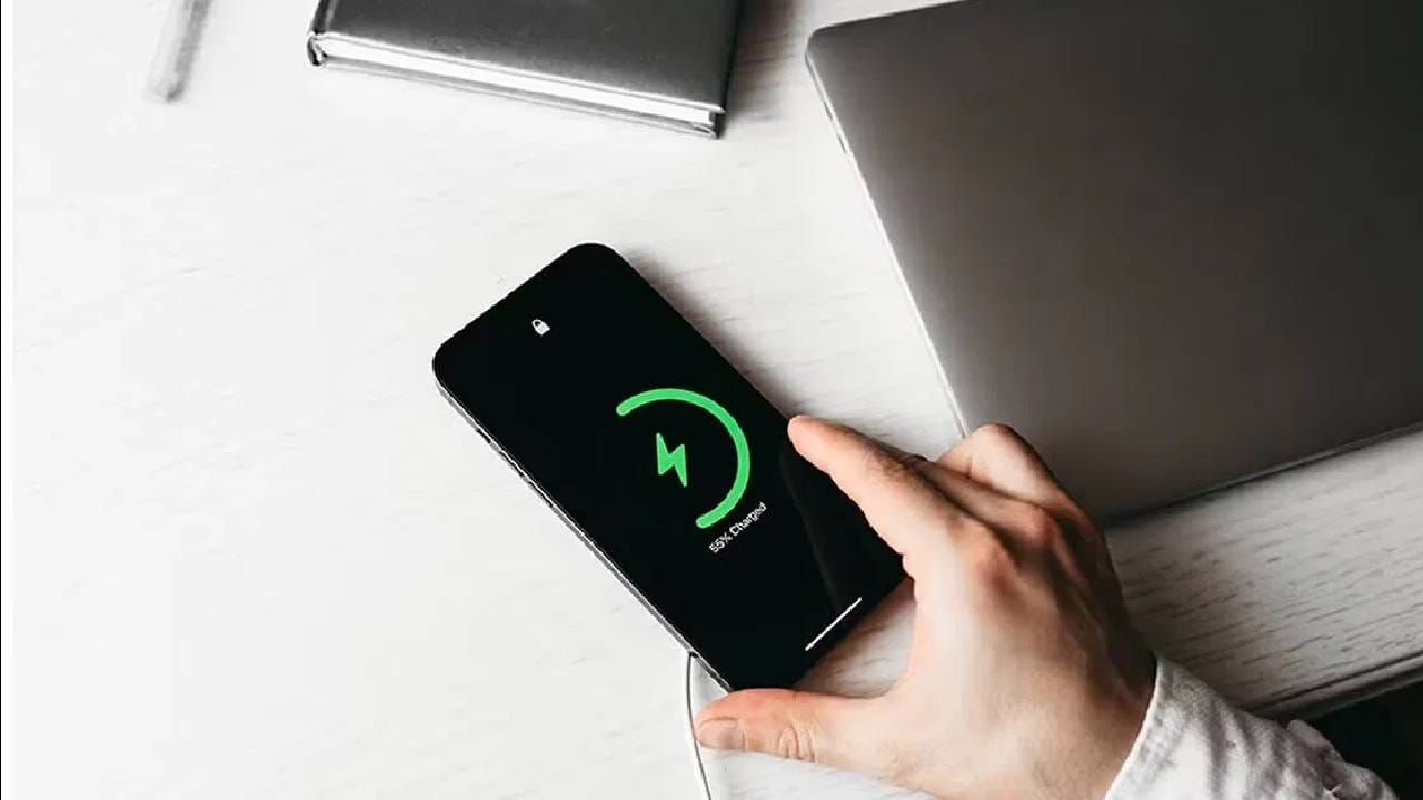 ‘या’ टिप्सच्या मदतीने ओळखा तुमच्या मोबाईल फोनचा चार्जर खरा आहे की बनावट?