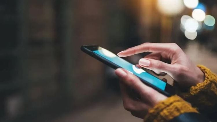 प्रत्येक स्मार्टफोनचा एक यूनिक आयडी नंबर असतो. त्याला आयएमईआय नंबर म्हटले जाते. याच नंबरच्या मदतीने मोबाईलचे लोकेशन ट्रॅक केले जाते. मोबाईलमध्ये वापरल्या जाणाऱ्या सीमकार्डला कोणत्या टॉवरकडून सिग्नल मिळत आहे, यावरूनही मोबाईलचे लोकेशन शोधले जाते. 