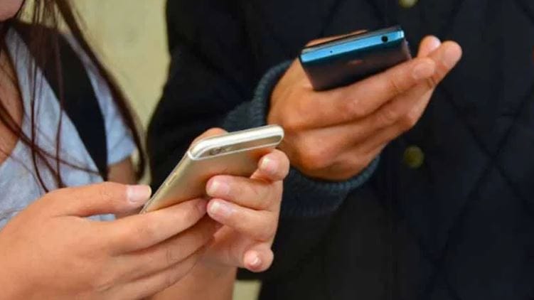 फोनमध्ये इनबिल्ट ग्लोबल पोझिशनिंग सिस्टीम (जीपीएस) असते. ही सिस्टिम सक्रीय असेल तर तुमच्या फोनचे लोकेशन शोधता येते. फोनमध्ये गुगल अकाऊंट लॉगीन असेल तर गुगल अकाऊंटच्या लोकेशन हिस्ट्रीवरूनही फोनचे लोकेशन शोधता येते. 