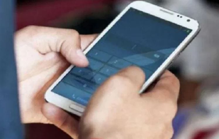 पोलीस कधीकधी तुमच्या फोनमध्ये इन्स्टॉल असलेले अॅप्स, सोशल मीडिया अॅप्स यांच्या मदतीनेही मोबाईलचे लोकेशन शोधतात. फोनमधील कॉल आणि मेसेजच्या माध्यमातूनही तुमच्या फोनचे लोकेशन शोधून काढतात. 