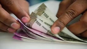 हातात पैसा टिकत नाही? वारंवार आर्थिक अडचणी येतात? मग हा उपाय करा.