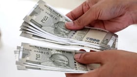 Vastu Shastra : या दिवशी चुकूनही करू नका पैशांचे व्यवहार.