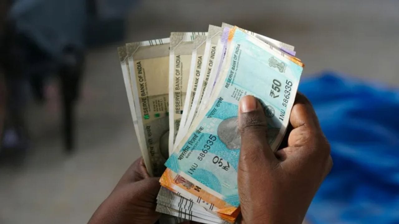 आपण अनेकदा गरजेच्या वेळी लोकांना पैसे उधार देतो किंवा घेतो. पण काही वेळा तुम्ही एखाद्याला दिलेले पैसे परत मिळत नाहीत किंवा ते मिळवण्यासाठी मोठा संघर्ष करावा लागतो, असे अनुभव अनेकदा तुम्हाला आले असतील. यामागे ज्योतिष आणि वास्तुशास्त्रातील काही नियम कारणीभूत असतात.